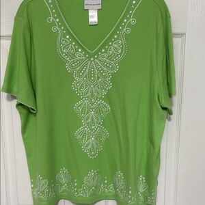 Alfred Dunner V Neck Top Green Embellished neck line Relaxed Fit Size Xl EUc